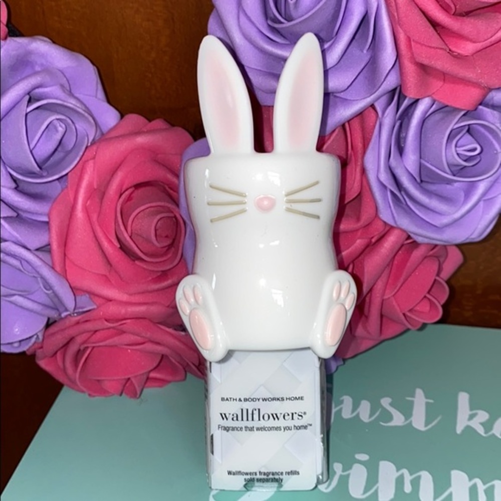 ADORABLE BUNNY
Wallflower Fragrance Plug In